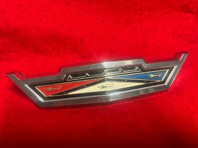 Ford Galaxie 500 XL 1963 capó liberación pestillo emblema C3AB-8213-A fabricante de equipos originales Foto 1 de 4