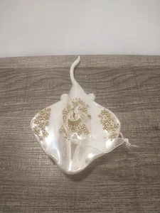 Elegant White/Gold Stingray  Ornament - Picture 1 of 5