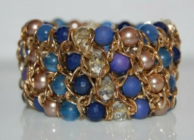 ELEGANTE PULSERA ELÁSTICA DE PERLAS DE IMITACIÓN AZULES EN CADENA DE METAL DORADO Foto 1 de 4