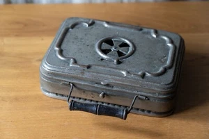 Ancienne chaufferette de voyage chauffe pied en métal stoker - Photo 1/4