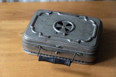 Ancienne chaufferette de voyage chauffe pied en métal stoker - Photo 1/4