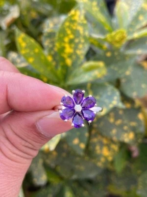 Delicado anillo de cóctel floral natural amatista enchapado en oro blanco de 14K en plata 925 Foto 1 de 4