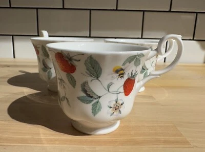 Taza(s) de té Roy Kirkham Alpine con patas de fresa hueso fino China Inglaterra Usada en Excelente Condición Foto 1 de 4