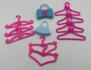 Accesorios para muñeca estilo Barbie vintage. Perchas y monederos 11 piezas - Imagen 1 de 6