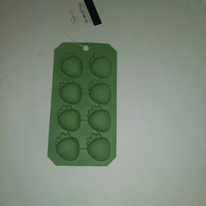 NEW Silicone Strawberry Ice Mold Tray - Picture 1 of 4