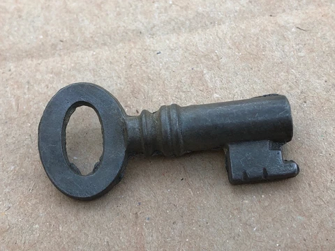early 1900s dumpy key ! padlock or safe ?  ref 12 Cover