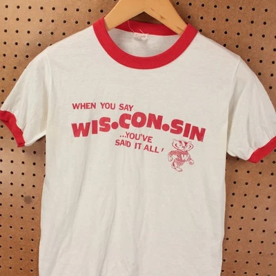 Camiseta con timbre University of Wisconsin Badgers etiqueta MEDIANA de colección años 70 80 hecha en Estados Unidos Foto 1 de 4