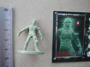 RAVAGEUR OUVRIER ZOMBIE WORKER MINIATURE + CARD / Z FIRST IMPACT M32 - Picture 1 of 1