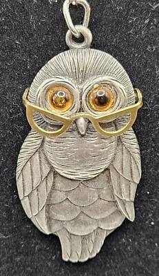 Colgante de búho de peltre con ojos de vidrio ~ 2 "X1" ~ Firmado JJ ~ Joyería de joneta con gafas móviles Foto 1 de 4