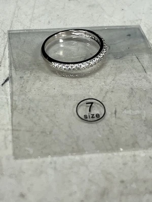 Elegante anillo de banda de eternidad de circonita cúbica de acero inoxidable - tamaño 7, detalles de cristal brillante Foto 1 de 4