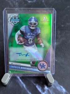 2023 Bowman Chrome University 1ST Green Refractor Auto/99 Tayvion Robinson A1 - Bild 1 von 1