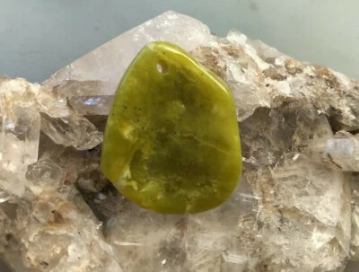 Exklusiver Lizardit Anhänger norwegische Jade grün Heilstein  Snarum 14g - Bild 1 von 2