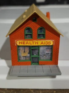 AIUTI SANITARI SCALA HO FARMACIA NEGOZIO MATTONE ROSSO ONE STORY COMPLETAMENTE ASSEMBLATI USATI - Foto 1 di 7