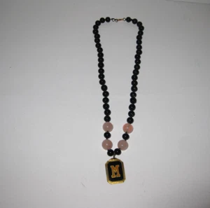 COLLAR VINTAGE UNIVERSIDAD DE MICHIGAN CON MEDALLA AÑOS 20, CUARZO ROSA - Imagen 1 de 9