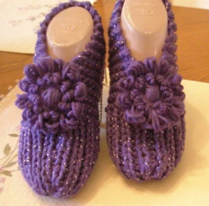 HAND KNITTED WOMAN  LADY SLIPPERS METALLIC SPARKLES MEDIUM  w/DAISY 7-9 NEW - Picture 1 of 7