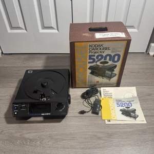Kodak Carousel 5200 Slide Projector w/ 102mm f2.8 Lens & Remote Vintage Tested - Picture 1 of 8
