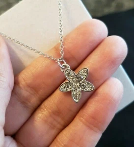 HOLSTED JEWELERS CRYSTAL FLOWER PENDANT with 18" SILVERTONE CHAIN NEW - Picture 1 of 2