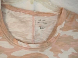Banana Republic Malibu Tee pink camo roll sleeve Size Large - Picture 1 of 5