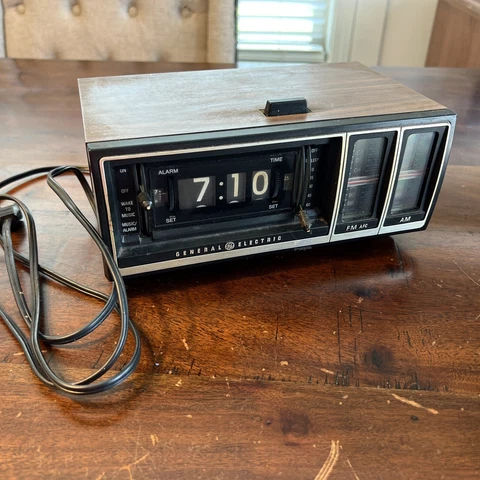 GE Vintage 1970’s Flip Number Radio Alarm Clock! Clock Works Radio Needs Work Cover