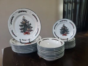 Lote de 24 platos de cena, platos de ensalada y cuencos de árbol de Navidad de acebo y encaje de colección - Imagen 1 de 5