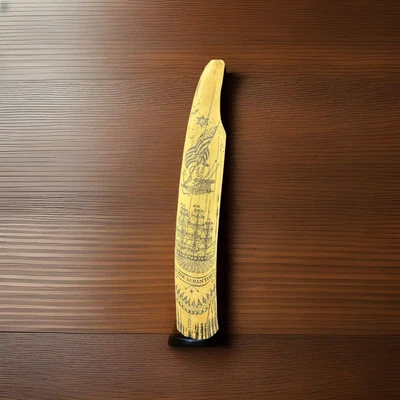 "Colmillo de diente de morsa de ballena tallado imitación Scrimshaw de colección The Samantha 11,5"" Prada" Foto 1 de 4