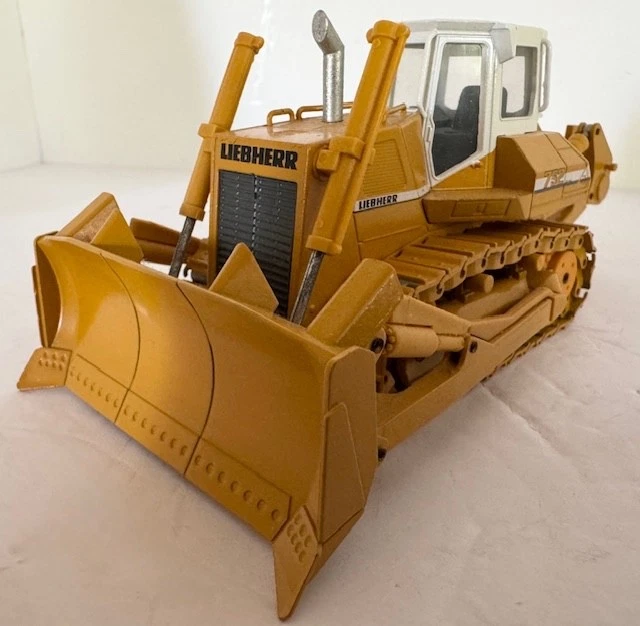 1:50 Liebherr PR 752 Litronic Crawler Dozer #2806 By Conrad - Image 1 of 4