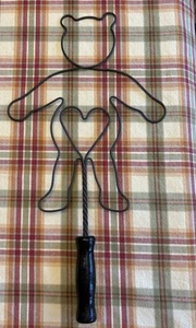 Vintage Bear with Heart Twisted Wire Rug Beater Farmhouse Kitchen Folk Art Style - Picture 1 of 6