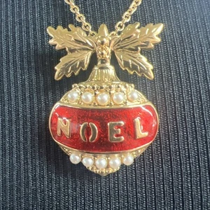 Vintage AVON Gold 30” NOEL NECKLACE Enameled Gold Faux Pearl Ornament Pendant - Picture 1 of 4