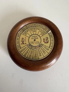Calendario Perpetuo 40 Años Madera Y Latón Vintage 1997-2036 - Imagen 1 de 7