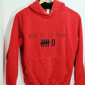 Sudadera con capucha roja con bolsillo pequeña All We Do Is "Win Or Go Home" - Imagen 1 de 5