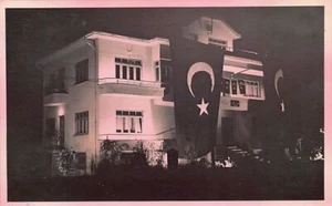 Turquía - BALIKESIR - Edificio decorado con banderas turcas - FOTO REAL Ver escaneo - Imagen 1 de 2