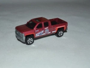 2022 MATCHBOX MBX TODOTERRENO - 2014 CHEVY SILVERADO 1500 ROSA METÁLICA SUELTA - Imagen 1 de 6
