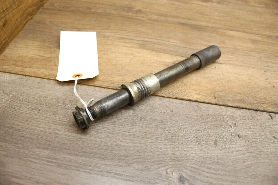 Yamaha YZ250F 2002 02 eje delantero con espaciadores y tuerca Foto 1 de 4