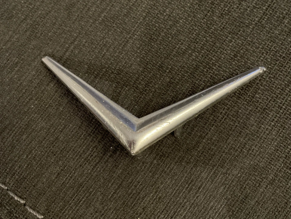 1978-80 Cadillac Deville Fleetwood painel de teto emblema V # 20099954 fabricante de equipamento original todas as guias - Imagem 1 de 3