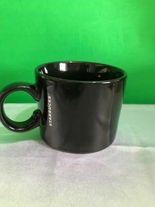 Taza de café Starbucks 2017 negra 12 OZ cerámica blanca logotipo coleccionable - Imagen 1 de 6