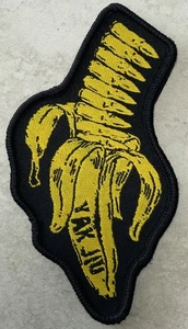 *NUOVO* BANANA 🍌 CLIP PATCH GANCIO ANELLO SUPPORTO “YAK JIU” CHE SIGNIFICA ANDARE ALL’INFERNO MANGIARE 💩 - Foto 1 di 3