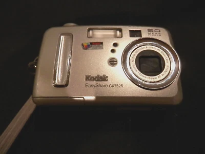 Digital Kamera Kodak Easy Share CX 7525 5 Mega Pixel Silber sehr guter Zustand - Bild 1 von 4