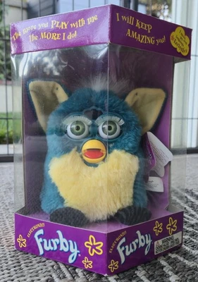 РЕДКИЙ 1999 БИРЮЗОВЫЙ И ЖЕЛТЫЙ FURBY С ЗЕЛЕНЫМИ ГЛАЗАМИ НОВЫЙ В КОРОБКЕ ЗАПЕЧАТАННЫЙ - Изображение 1 из 4