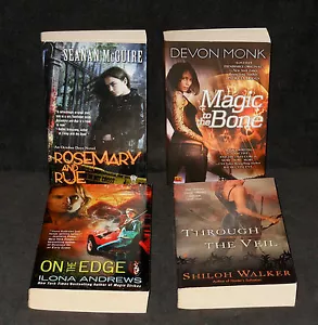 Lot of 4 Fantasy books w/ Women Heroes - Magic to the Bone, On the Edge - PB 1st - Imagen 1 de 1