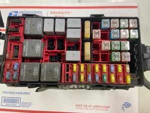 2005 Lincoln Town Car ENGINE FUSE BOX OEM - Picture 1 of 2