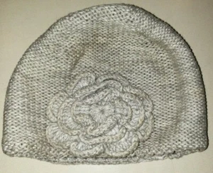 girls OLD NAVY size medium SOFT LIGHT GRAY KNIT WINTER HAT flower on side @@ - Picture 1 of 1