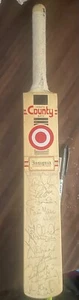 PAKISTAN CRICKET MINI BAT SIGNED BY 1996 TOURING SIDE TO ENGLAND FAB AUTOGRAPHS - Imagen 1 de 3
