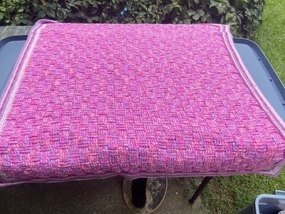 Manta de ganchillo hecha a mano rosa y púrpura para niños Foto 1 de 3