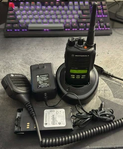 MOTOROLA HT1250 UHF 450-527 MHz  Two-Way Radio AAH25SDF9AA5AN - Picture 1 of 4