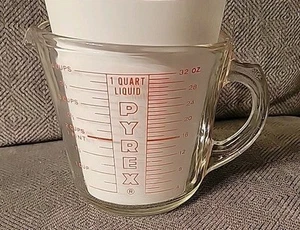 Pyrex 4 tazze misurino vetro manico D 532 1 qt 32 ozUSA scritta rossa vintage - Foto 1 di 7