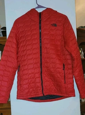 Chaqueta roja The North Face para niños en buen estado usada con capucha niños talla XL (18-20) Foto 1 de 4