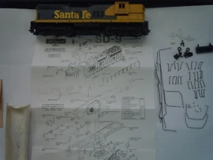 1 Athearn 2963 kit Sante Fe SD-9 Diesel & Bachmann Sante Fe Caboose CE 999628  - Picture 1 of 12