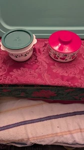 2 VTG. TUPPERWARE CHRISTMAS STORAGE CONTAINERS - SNAP ON W/SNOWMEN & STOCKINGS - Picture 1 of 7