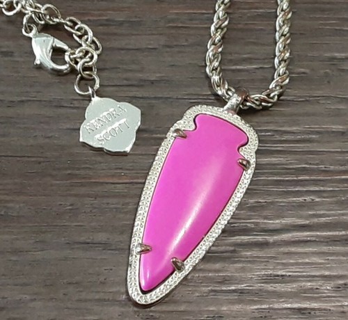 VETEMENTS Collana Kendra Scott rosa caldo shaylee ciondolo freccia oro