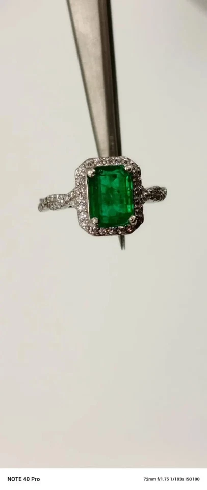 Anillo de compromiso de platino 950 con diamantes esmeralda natural de 2,75 quilates Foto 1 de 4